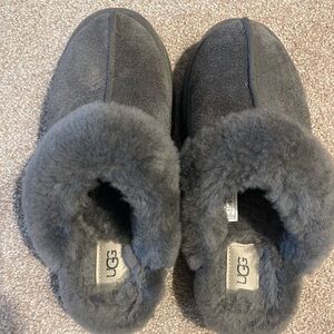 Ugg Women’s Disquette Slipper, size 7.